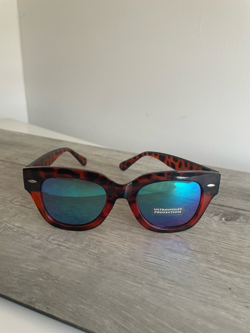 Reflective Tortoise frame sunglasses